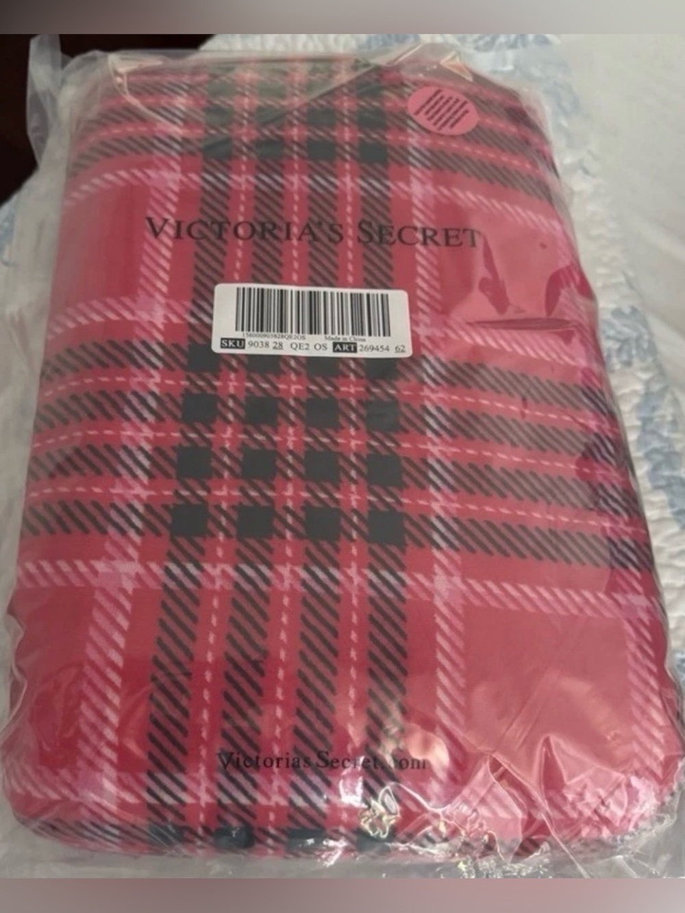 VICTORIA SECRET Red Plaid Sherpa Throw Blanket - Picture 4 of 4
